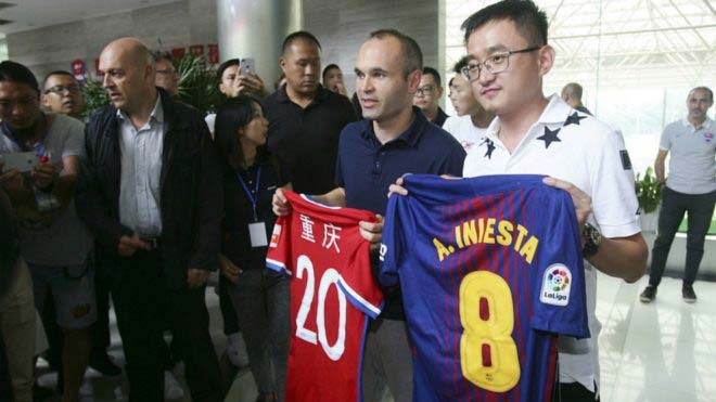 Barca giã từ huyền thoại Iniesta: Sang Trung Quốc, hưởng lương như Messi - 2