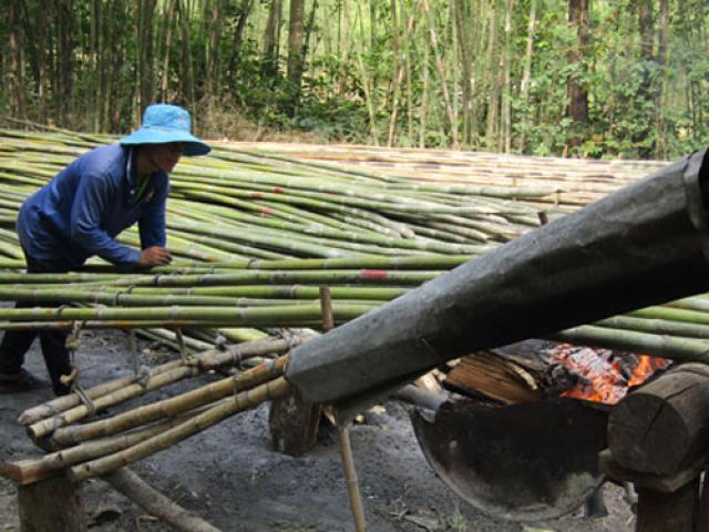Thổi lửa “nướng” tầm vông, kiếm 400-500 ngàn đồng/ngày Thổi lửa “nướng” tầm vông, kiếm 400-500 ngàn đồng/ngày