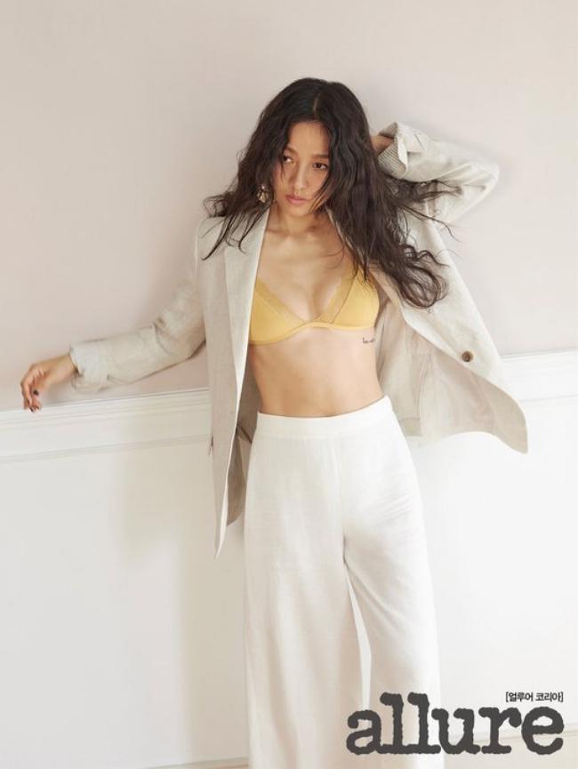 “Nữ hoàng sexy” Lee Hyori gợi cảm hết cỡ trên bìa tạp chí - 3