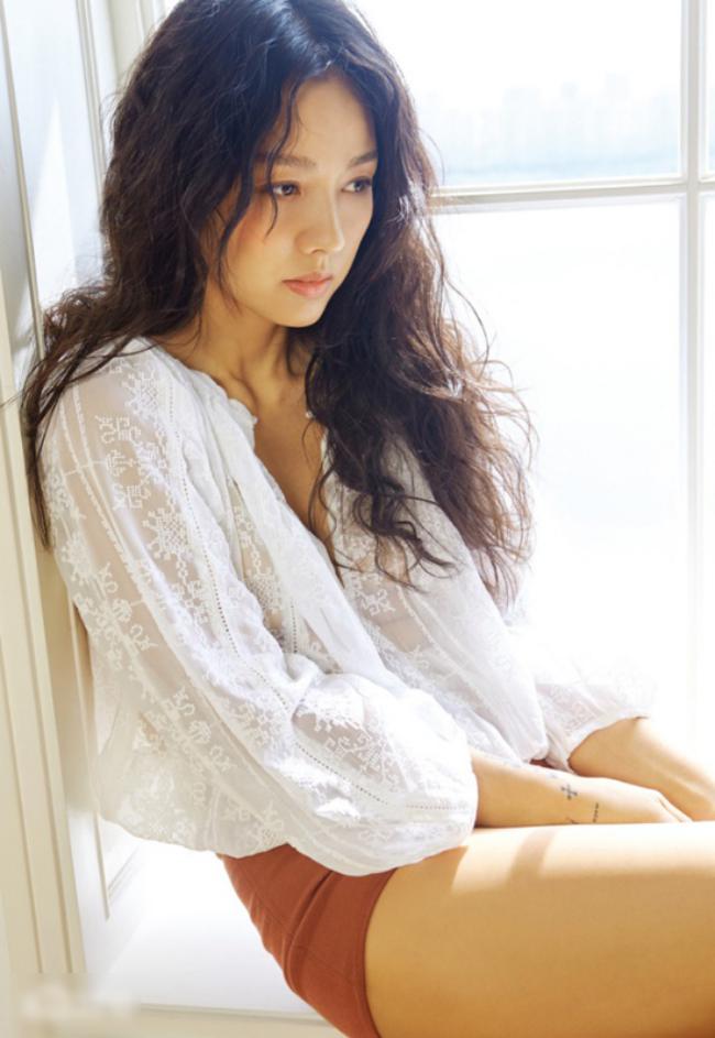 “Nữ hoàng sexy” Lee Hyori gợi cảm hết cỡ trên bìa tạp chí - 5