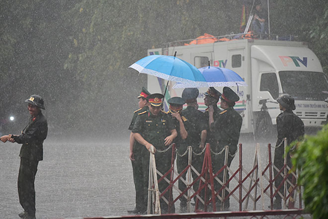 Xúc động hình ảnh sũng nước mưa của lực lượng an ninh ngày Giỗ Tổ - 11