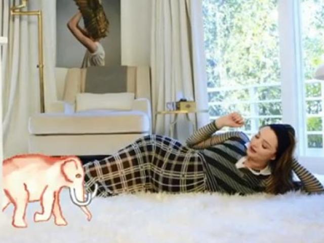 Siêu mẫu Miranda Kerr bụng bầu vượt mặt, nhí nhảnh trong biệt thự triệu đô