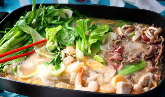 Yao Hon - Một biến thể của lẩu gồm rau, mì gạo, tôm, mực, thịt và nước sốt, sau đó ninh nhừ trong nước dừa.