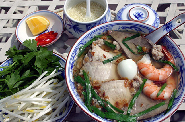 Kuy Teav – Là một món ăn đường phố rất ngon gồm mì gạo nấu với gan, thịt lợn, tôm, trứng cút và hành lá.