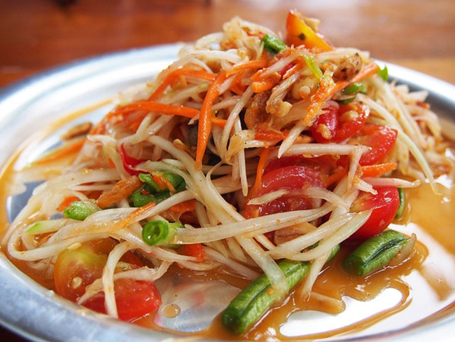 Bok L’hong – Là một món salad điển hình với đu đủ xanh, đậu, tôm, cà rốt, cà chua và nước xốt. Món ăn này dùng kèm với gà nướng, mì tươi hoặc xôi.