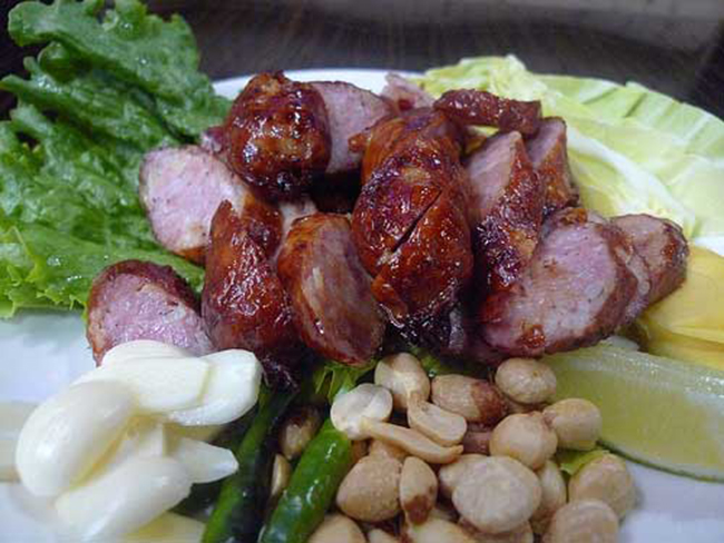 Sach Krok - Món xúc xích nổi tiếng của Campuchia. Xúc xích làm bằng thịt lợn với một số gia vị đặc biệt được ăn kèm với sốt chua ngọt và một số món ăn địa phương.