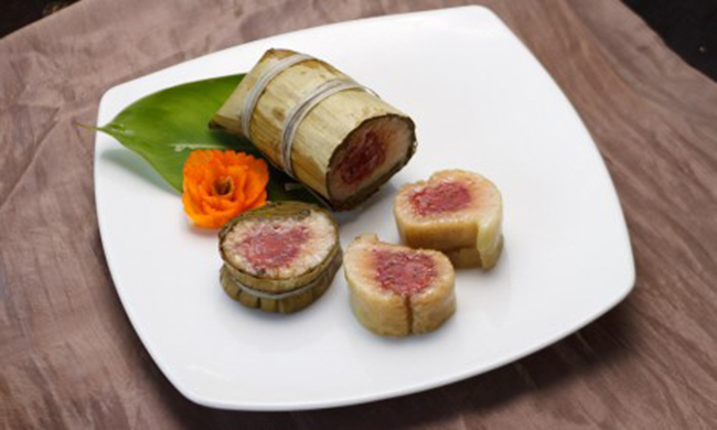 Num Ansom Chek - Một món ăn lễ hội Khmer đó là một chiếc bánh gạo được gói trong lá chuối. Có nhân là đậu xanh, đậu đỏ, đường và sữa dừa.