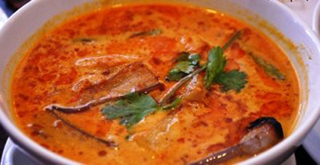 Somlar Kari Saek Mouan – Là một dạng cà ri Khmer, được nấu bằng thịt gà hầm như trong nước dừa, cà tím, và gia vị Kroeung. Cà ri được ăn cùng cơm nóng hoặc bánh mì.