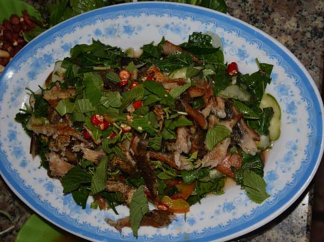 Gỏi Sầu Đâu - Một món salad trộn giữa thịt ba chỉ, hoa sầu đâu, cá và dưa chuột cùng với nước sốt me. Vị cay đắng của hoa được cân bằng bởi hương vị của cá nướng khiến món salat trở nên rất đặc sắc.