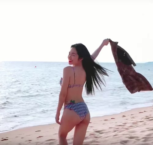 Diện bikini dây mảnh, Hòa Minzy lộ hình xăm hông cá tính Diện bikini dây mảnh, Hòa Minzy lộ hình xăm hông cá tính