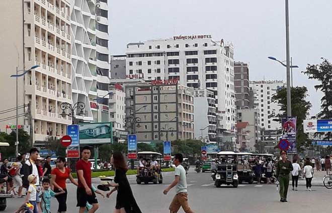 "Biển người” vẫn đổ về Sầm Sơn tắm biển ngày nghỉ lễ - 9