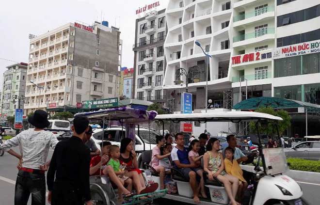 "Biển người” vẫn đổ về Sầm Sơn tắm biển ngày nghỉ lễ - 10