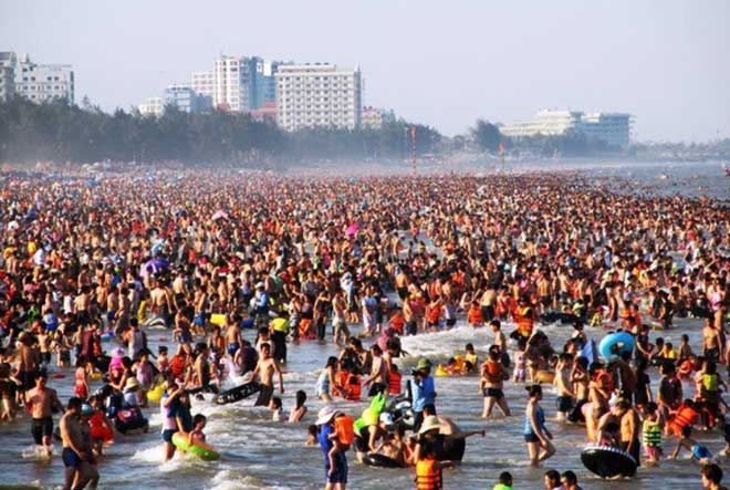"Biển người” vẫn đổ về Sầm Sơn tắm biển ngày nghỉ lễ - 11