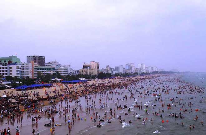 "Biển người” vẫn đổ về Sầm Sơn tắm biển ngày nghỉ lễ - 1