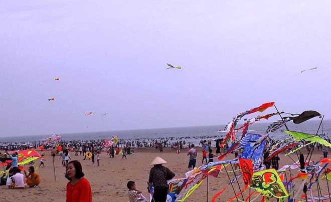 "Biển người” vẫn đổ về Sầm Sơn tắm biển ngày nghỉ lễ - 2