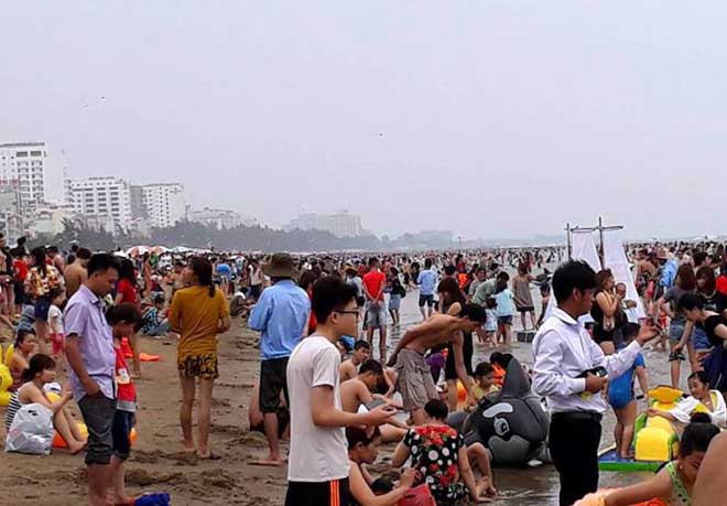 "Biển người” vẫn đổ về Sầm Sơn tắm biển ngày nghỉ lễ - 3