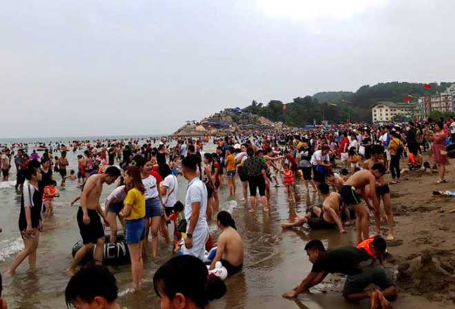 "Biển người” vẫn đổ về Sầm Sơn tắm biển ngày nghỉ lễ - 4