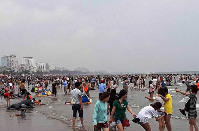 "Biển người” vẫn đổ về Sầm Sơn tắm biển ngày nghỉ lễ - 5
