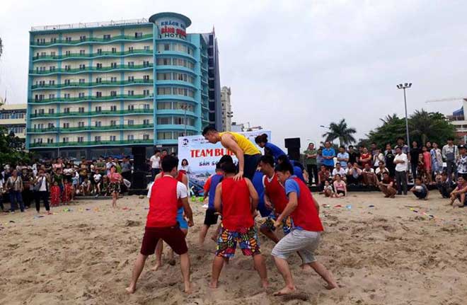 "Biển người” vẫn đổ về Sầm Sơn tắm biển ngày nghỉ lễ - 8