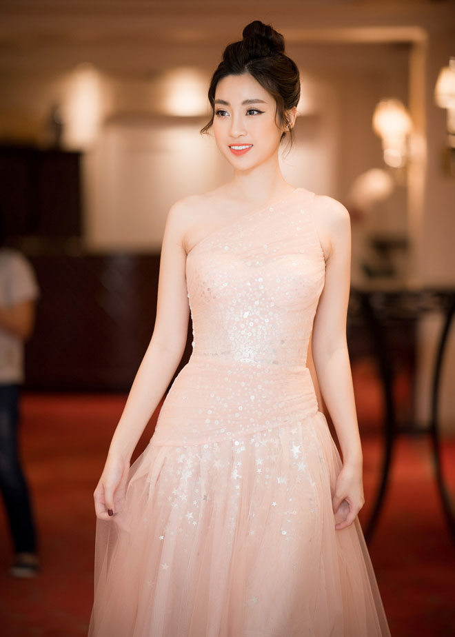 Đỗ Mỹ Linh theo bước Tú Anh, Thụy Vân làm biên tập viên VTV Đỗ Mỹ Linh theo bước Tú Anh, Thụy Vân làm biên tập viên VTV