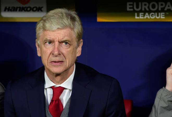 Arsene Wenger nhìn các cầu thủ Arsenal tuyệt vọng tìm bàn thắng trước Atletico Madrid Arsene Wenger nhìn các cầu thủ Arsenal tuyệt vọng tìm bàn thắng trước Atletico Madrid