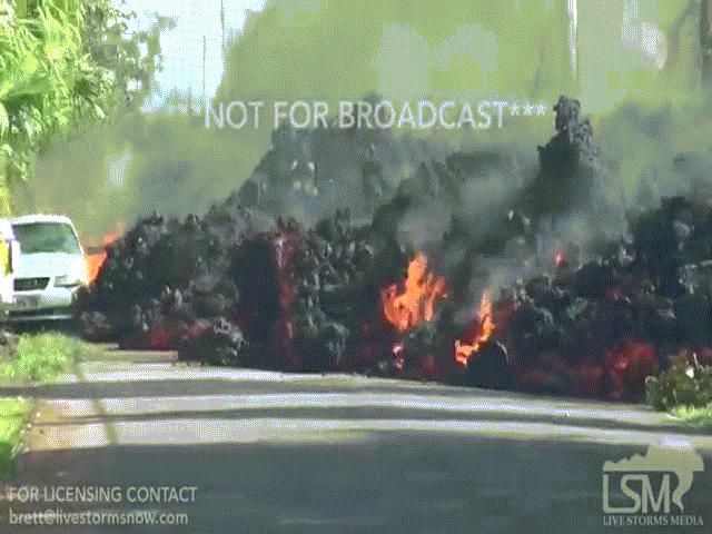 Cận cảnh dung nham nóng chảy đổ ra đường, nhấn chìm xe hơi ở Hawaii
