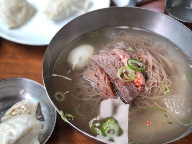 Món 'mì lạnh Bình Nhưỡng' cháy hàng ở Hàn Quốc sau cuộc hội nghị Liên Triều có gì đặc biệt? - 1