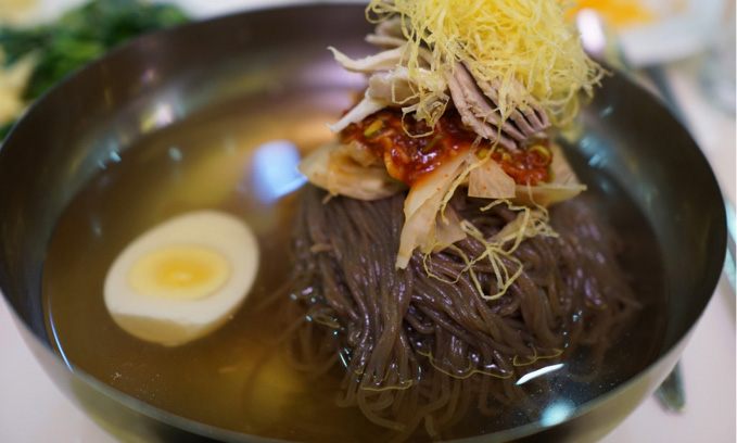 Món 'mì lạnh Bình Nhưỡng' cháy hàng ở Hàn Quốc sau cuộc hội nghị Liên Triều có gì đặc biệt? - 3