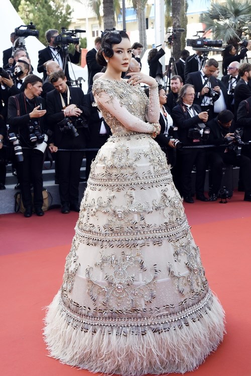 10 bộ đầm biến Lý Nhã Kỳ thành bà hoàng ở Cannes - 4