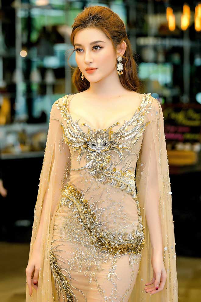 Huyền My gây bất ngờ khi chính thức làm biên tập viên VTV Huyền My gây bất ngờ khi chính thức làm biên tập viên VTV