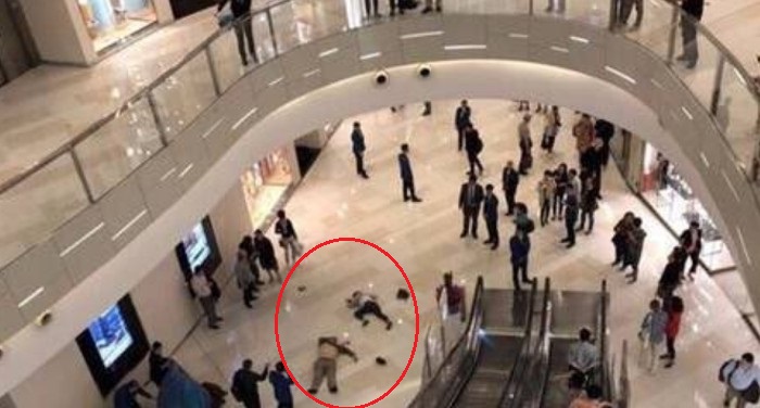 TQ: Nhảy từ tầng hai để tự tử, gây họa cho hai người bên dưới - 1