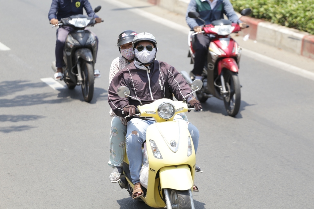 Miền Bắc oi nhẹ dịp cuối tuần trước khi nắng nóng 36 độ C quay lại - 1