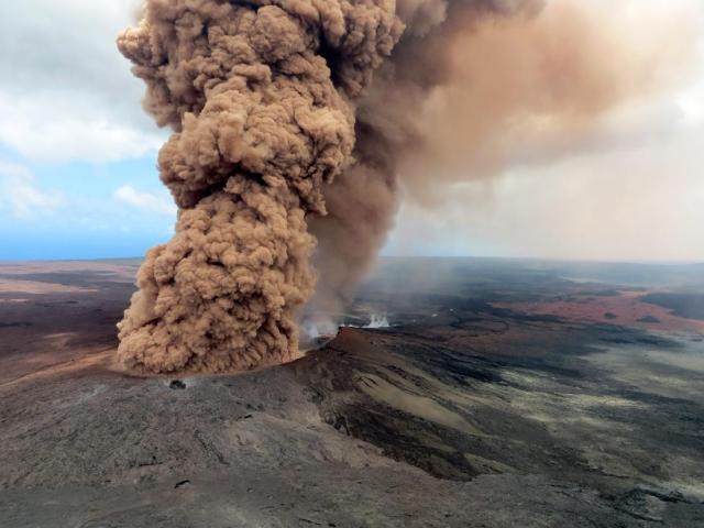 Sau dung nham, núi lửa Hawaii sắp bắn đá ”đạn đạo” nặng vài tấn?