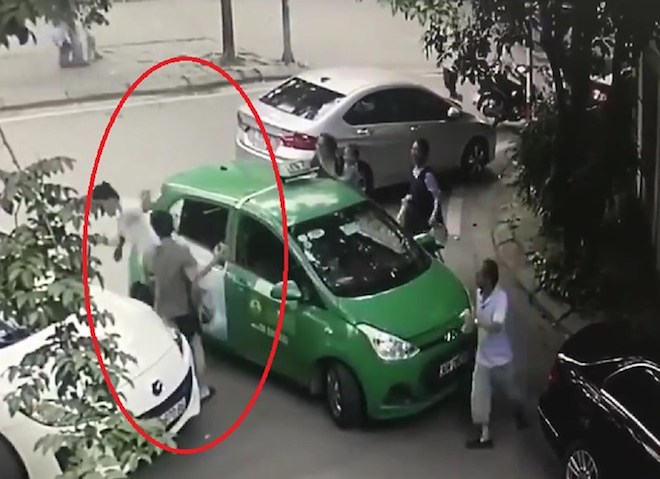 Nóng 24h qua: Tiết lộ lý do tài xế xe Mercedes choảng vỡ đầu tài xế taxi Mai Linh - 1