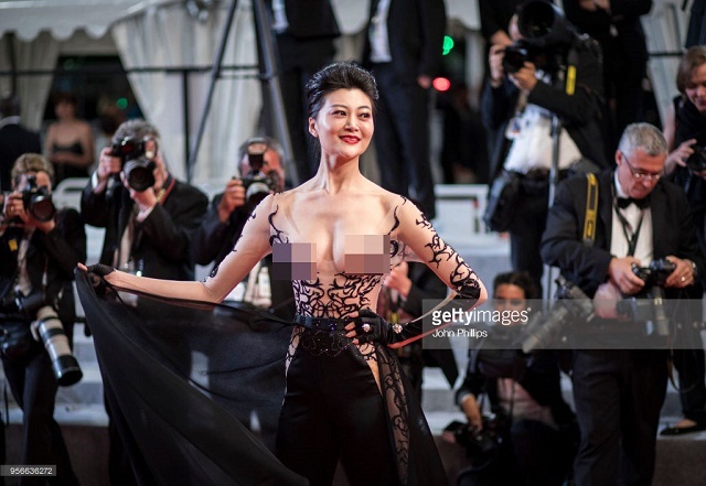 Chiêu trò của mỹ nhân Trung Quốc lộ ngực tại thảm đỏ Cannes - 1