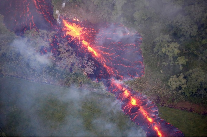 "Cổng địa ngục" khổng lồ bắn ra bom dung nham tung tóe ở Hawaii - 3