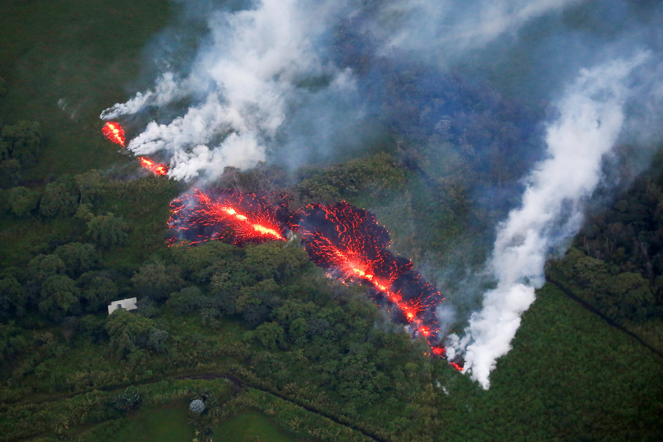 "Cổng địa ngục" khổng lồ bắn ra bom dung nham tung tóe ở Hawaii - 1