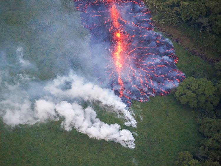 "Cổng địa ngục" khổng lồ bắn ra bom dung nham tung tóe ở Hawaii - 2