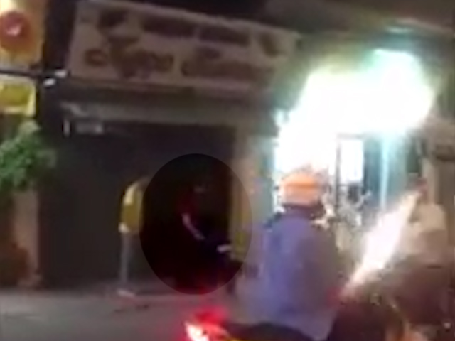 Nóng 24h qua: Khoảnh khắc "hiệp sĩ" sắp ngã gục vẫn hô bắt cướp gây xúc động Nóng 24h qua: Khoảnh khắc "hiệp sĩ" sắp ngã gục vẫn hô bắt cướp gây xúc động
