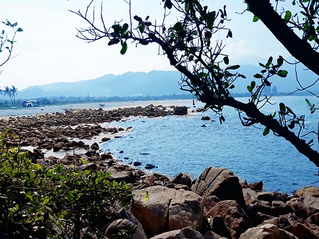 Đến Đà Nẵng chớ bỏ qua bãi biển đẹp nao lòng dưới chân đèo Hải Vân - 7