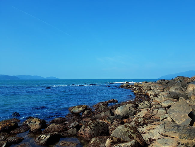 Đến Đà Nẵng chớ bỏ qua bãi biển đẹp nao lòng dưới chân đèo Hải Vân - 5