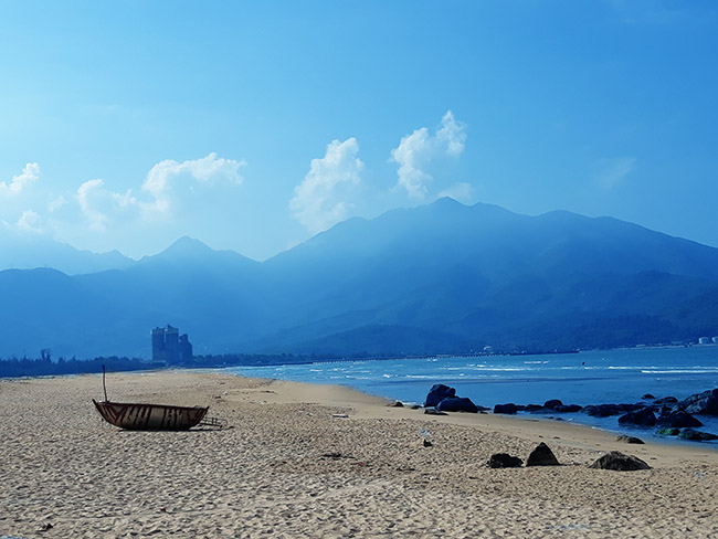 Đến Đà Nẵng chớ bỏ qua bãi biển đẹp nao lòng dưới chân đèo Hải Vân - 10