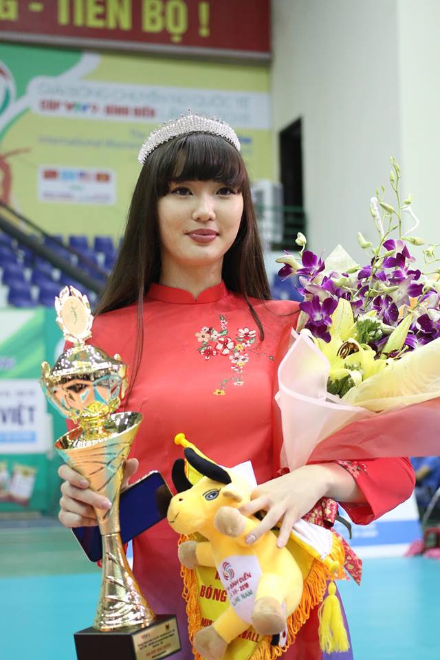 Nữ thần bóng chuyền đẹp nhất thế giới đến VN ẵm luôn giải Hoa khôi - 10