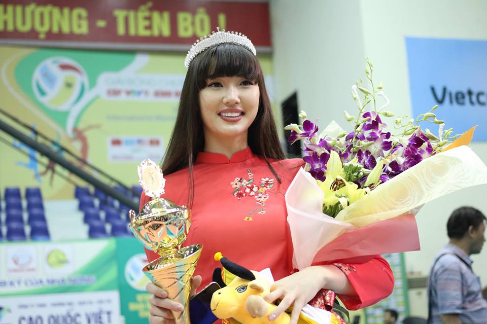 Nữ thần bóng chuyền đẹp nhất thế giới đến VN ẵm luôn giải Hoa khôi - 11