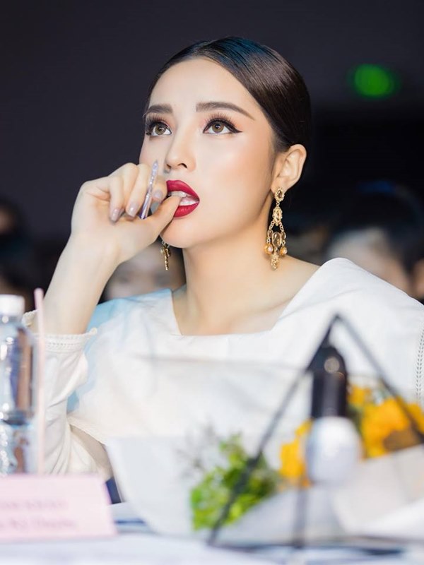 Sau Mai Phương Thúy, tới lượt Kỳ Duyên họa lông mày dài tận... thái dương - 2
