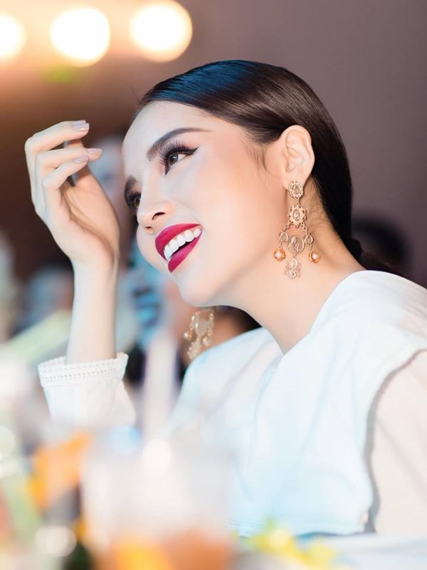 Sau Mai Phương Thúy, tới lượt Kỳ Duyên họa lông mày dài tận... thái dương - 4
