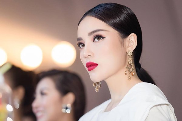 Sau Mai Phương Thúy, tới lượt Kỳ Duyên họa lông mày dài tận... thái dương - 1