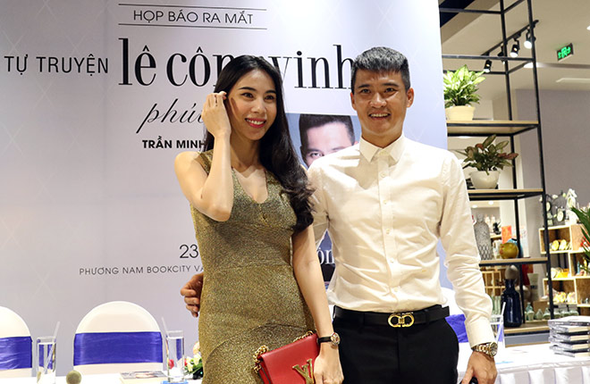 Công Vinh và bà xã Thủy Tiên rạng rỡ trong ngày ra mắt sách