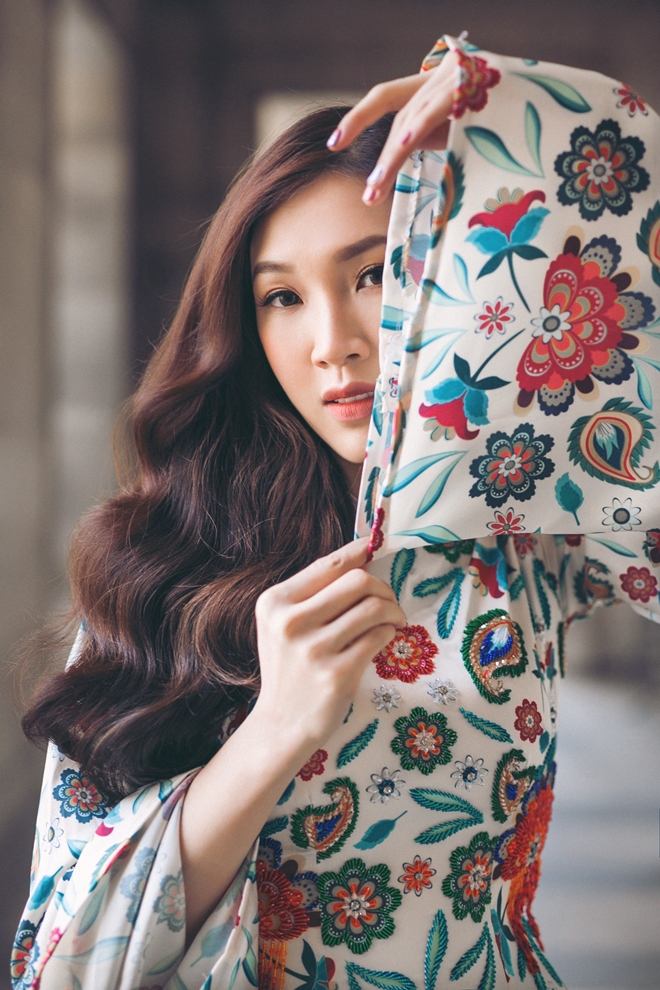 Phí Thùy Linh tình tứ với chồng doanh nhân ở Pháp - 3