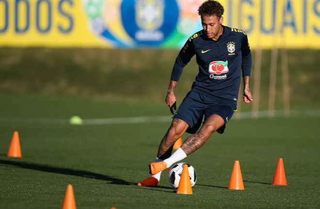 Neymar phô diễn kỹ thuật cá nhân trên sân tập